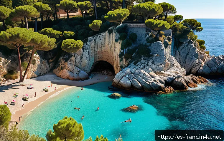 니스 해변과 프랑스 리비에라 여행 - A serene hidden cove on the French Riviera at sunset, featuring crystal-clear turquoise waters gentl...